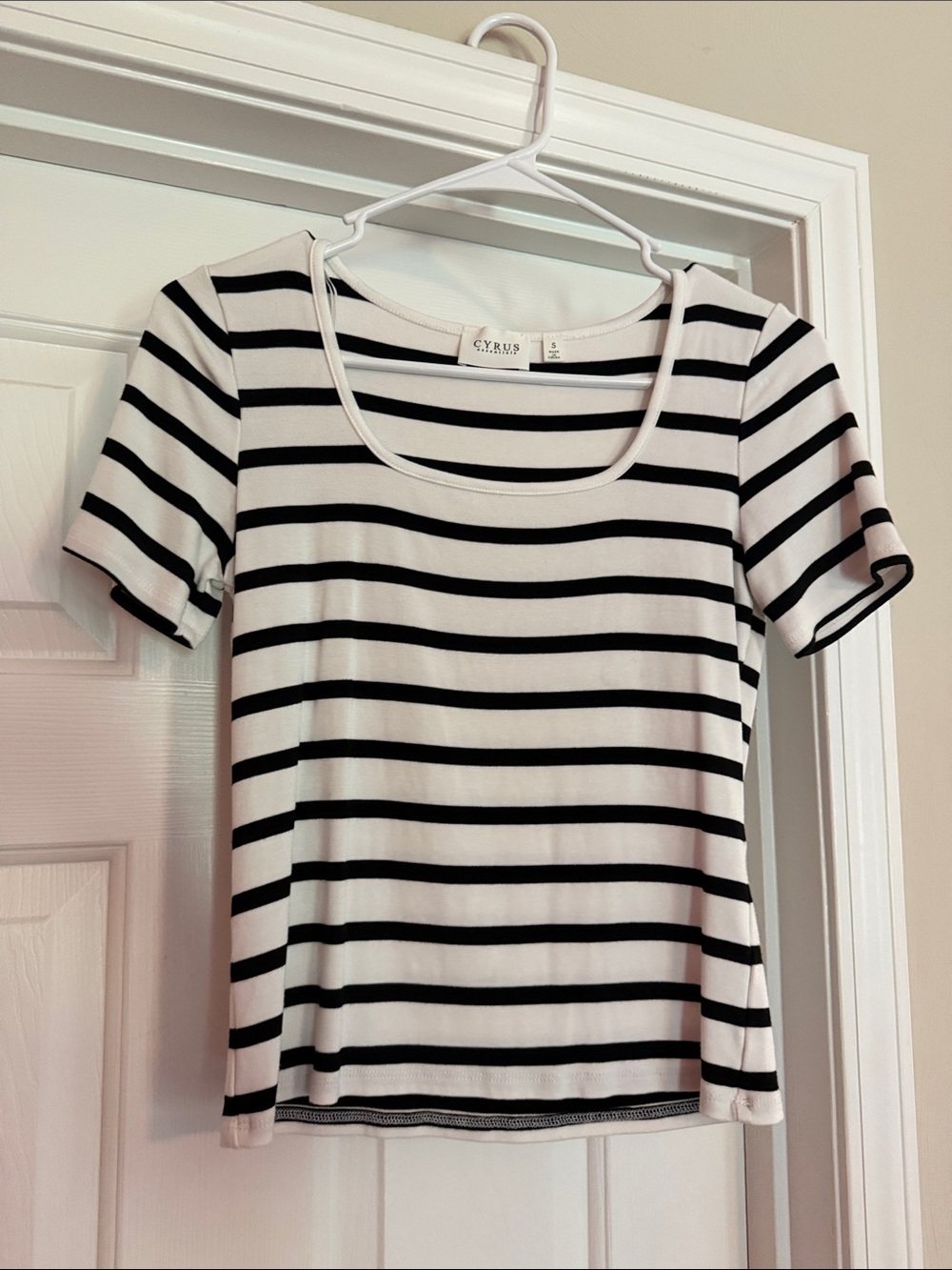 Cyrus Black & White Striped Short Sleeve Scoop Neck Top